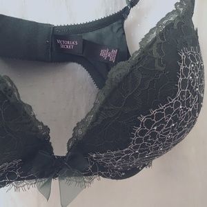 Green lace push-up bra